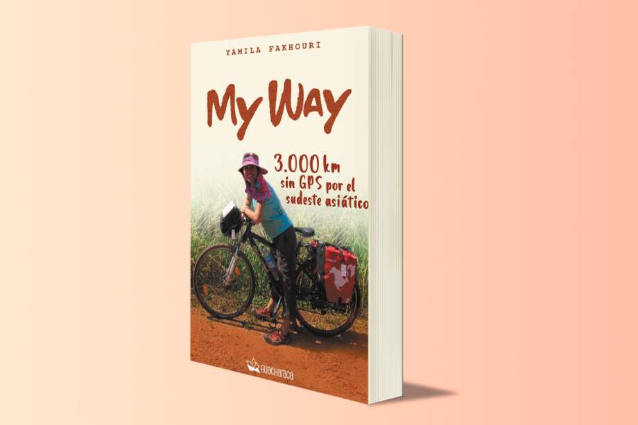En mitad de una crisis existencial sin precedentes, Yamila Fakhouri (aquí en la portada de su libro) decide pedir un semestre sabático en la prestigiosa universidad que acaba de contratarla. “My Way” es una ventana abierta al viaje de esta doctora en Derecho de 38 años y 48 kilos de peso que, sin entrenamiento previo, sin teléfono móvil, sin GPS, sin hablar una palabra del idioma y sin saber reparar un pinchazo, se lanza a recorrer el sudeste asiático con una gran sonrisa, un mapa y una bicicleta.