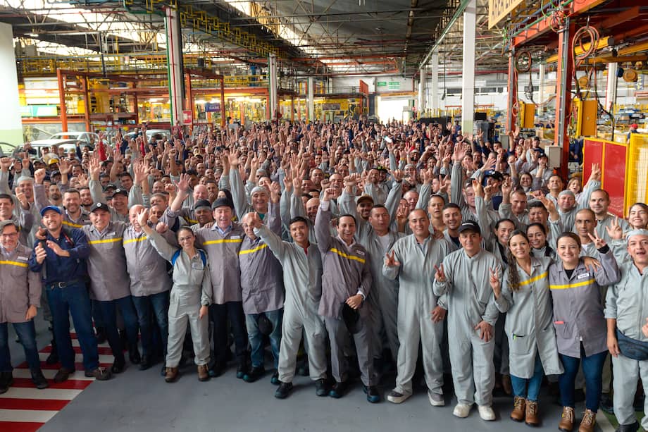 Ariel Montenegro (gorra negra en la mano) y sus compañeros en la planta en Envigado de la marca Renault. / Sofasa