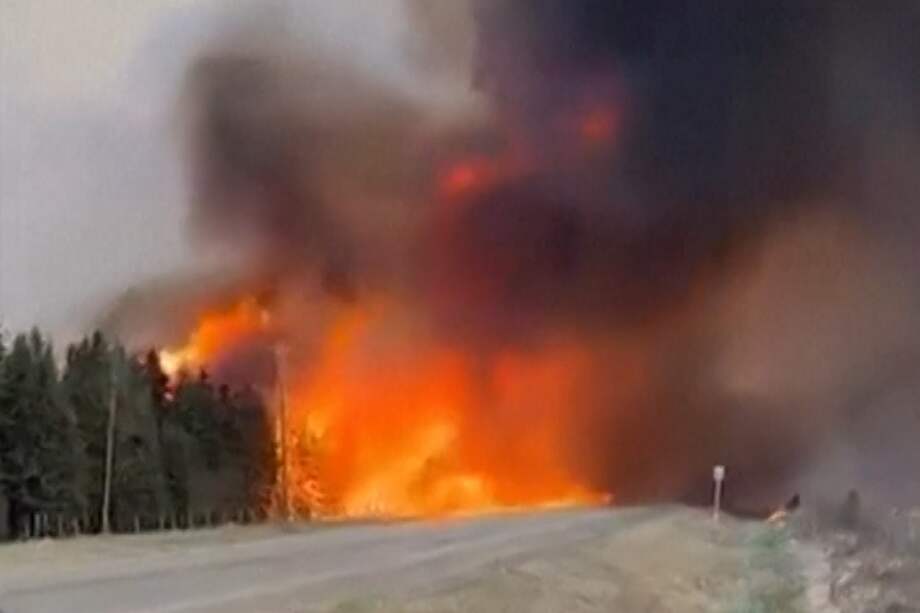 Los incendios forestales han provocado la evacuación de 25.000 personas en Canadá.