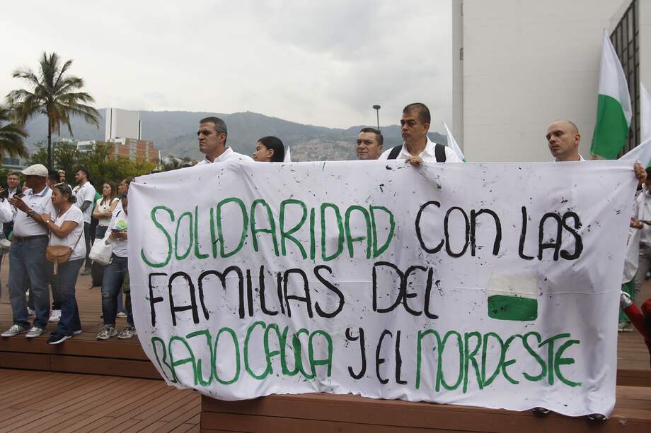 Más de un centenar de personas se reunió este lunes en Medellín para rechazar la violencia desatada en Antioquia y Córdoba en el marco de un paro de minero. EFE/Luis Eduardo Noriega A.