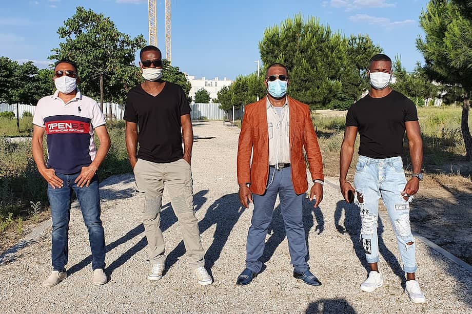 Luis Evelyn Angulo, el primero por la derecha, junto a otros tres de los colombianos que
convivieron con él durante meses en el interior del restaurante “El Buen Gusto”.