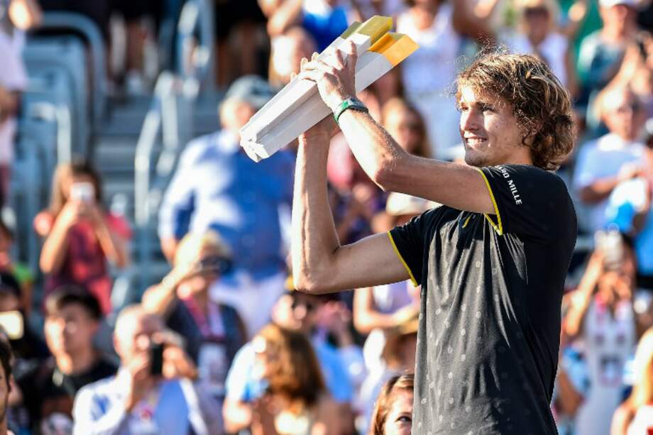 El alemán Alexander Zverev, con el trofeo del Masters 1.000 de Montreal. / AFP