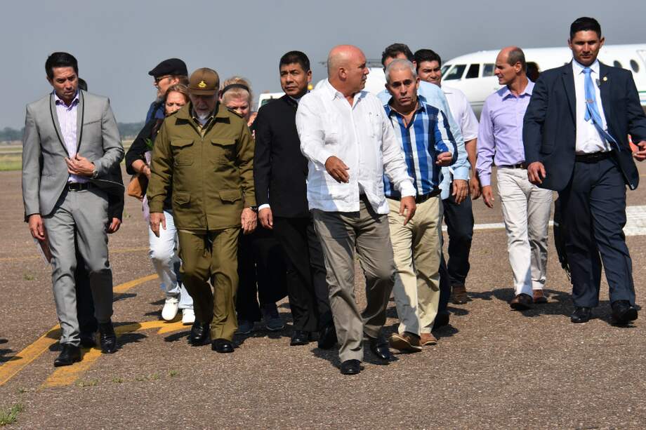 Fotografía cedida por el Ministerio de Relaciones Exteriores de Bolivia del alcalde de Warnes, Mario Cronenbold (i), y el canciller de Bolivia, Fernando Huanacuni (c-i), caminando junto al vicepresidente de Cuba, Ramiro Valdés (2-i), a su llegada al Aeropuerto Internacional de Viru Viru. / EFE