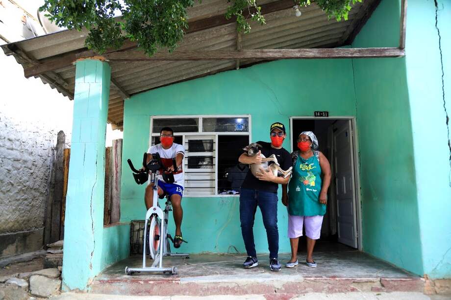 El Camus (centro) en la casa de la familia Coba, en Pital de Megua.