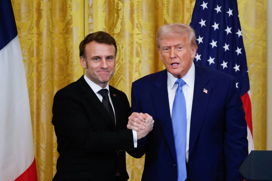 El presidente de Estados Unidos, Donald Trump, y el presidente francés, Emmanuel Macron, se estrechan la mano al final de una conferencia de prensa conjunta en la Casa Blanca.