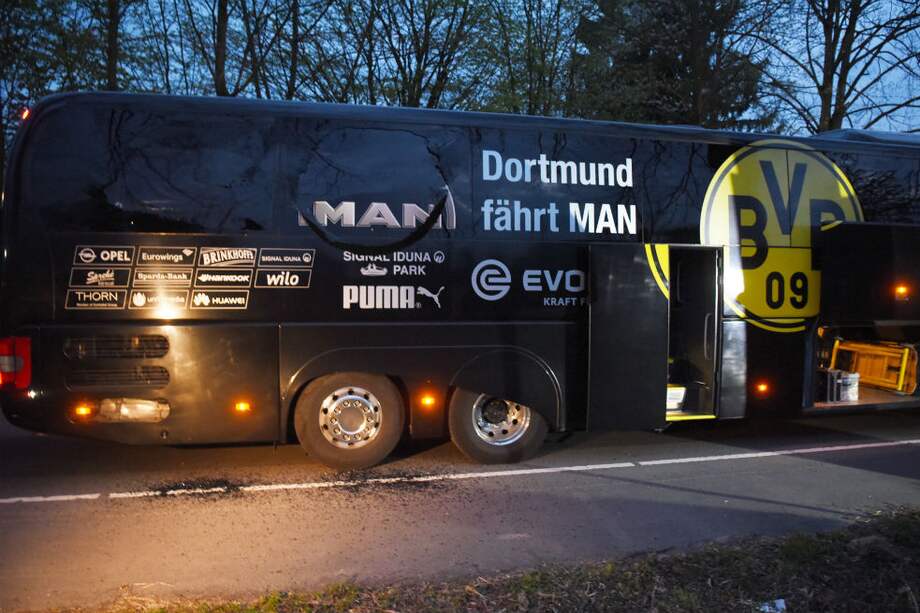 El bus del Borussia Dortmund fue alcanzado por tres explosiones. / AFP