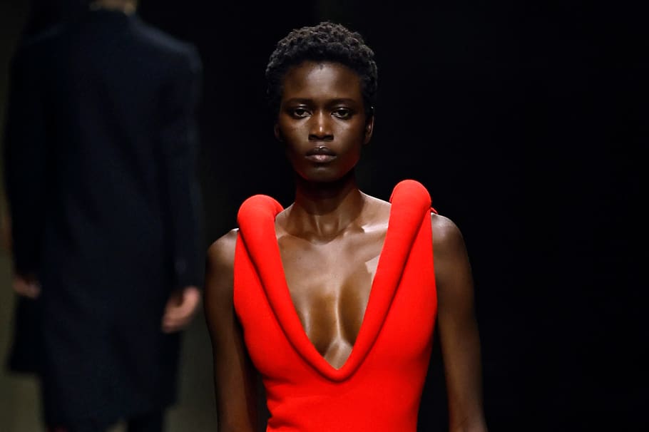 En el desfile de Bottega Veneta el rojo fue uno de los colores protagonistas.