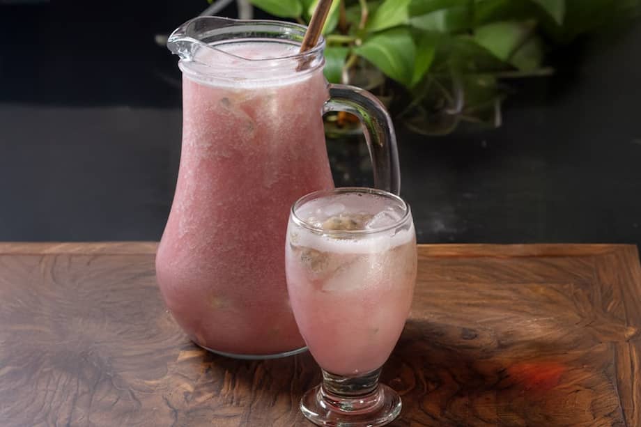 El jugo de badea es el más santandereano de todos los jugos de Colombia, es fácil de hacer y es refrescante gracias al sabor de la gaseosa tradicional de la región.