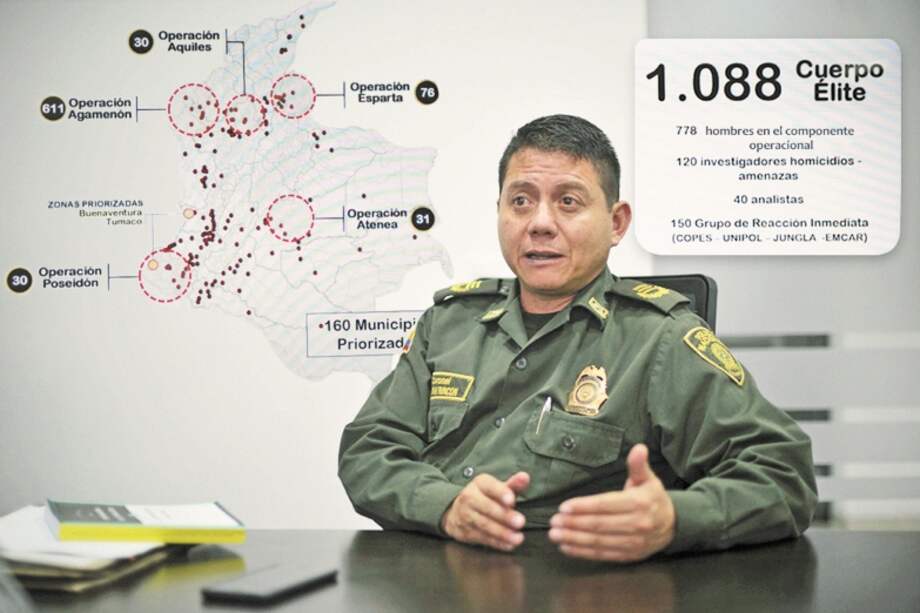 Sala estratégica del Cuerpo Élite de la Policía Nacional, ubicada en los edificios de la Dijín en Bogotá. / Gustavo Torrijos, con ilustraciones de Giuseppe Minota