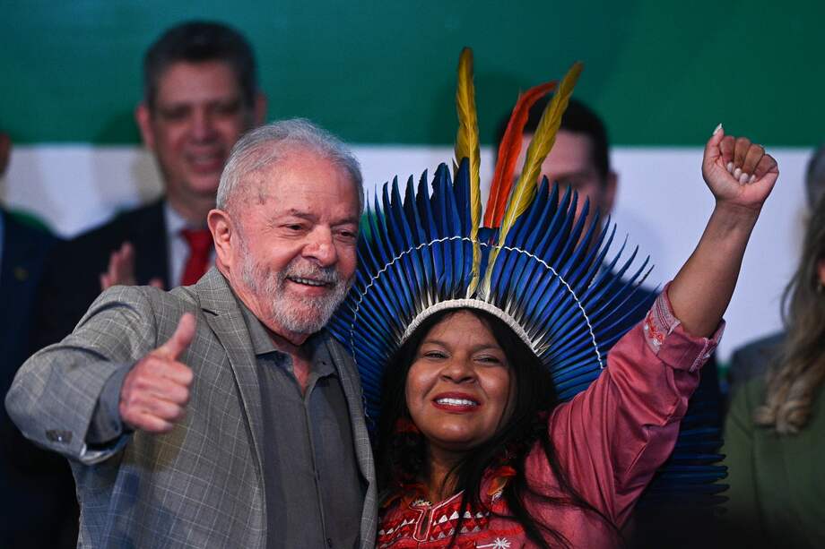 El presidente electo de Brasil, Luiz Inacio Lula da Silva, posa al lado de la designada ministra de los Pueblos Indígenas, Sônia Guajajara, durante una conferencia de prensa.