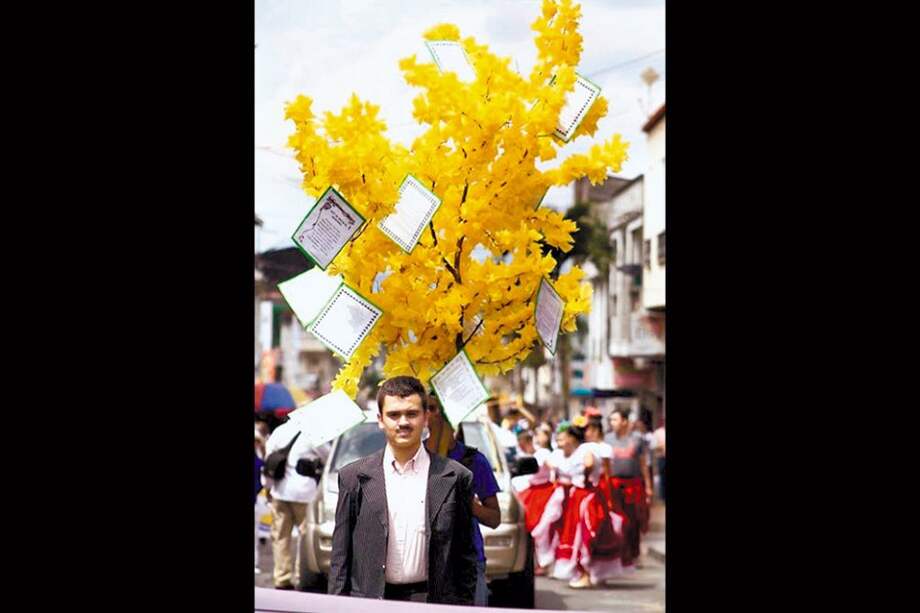 Estudiante del colegio Rafael Uribe Uribe representa a Nelson Romero Guzmán en una calle de Calarcá. / Cortesía