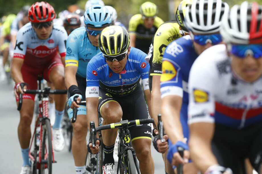 Chaves (centro) perdió más de 25 minutos tras la décima etapa. / AFP