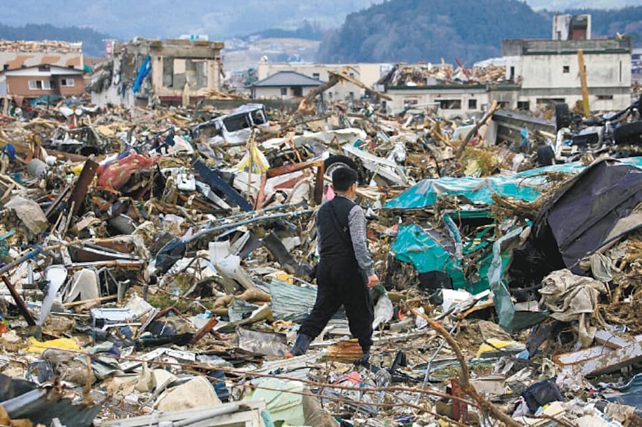 Un hombre camina entre los escombros de la ciudad de Rikuzentakata, devastada por el tsunami, en la prefectura de Iwate, al norte de Japón, el 12 de abril de 2011.