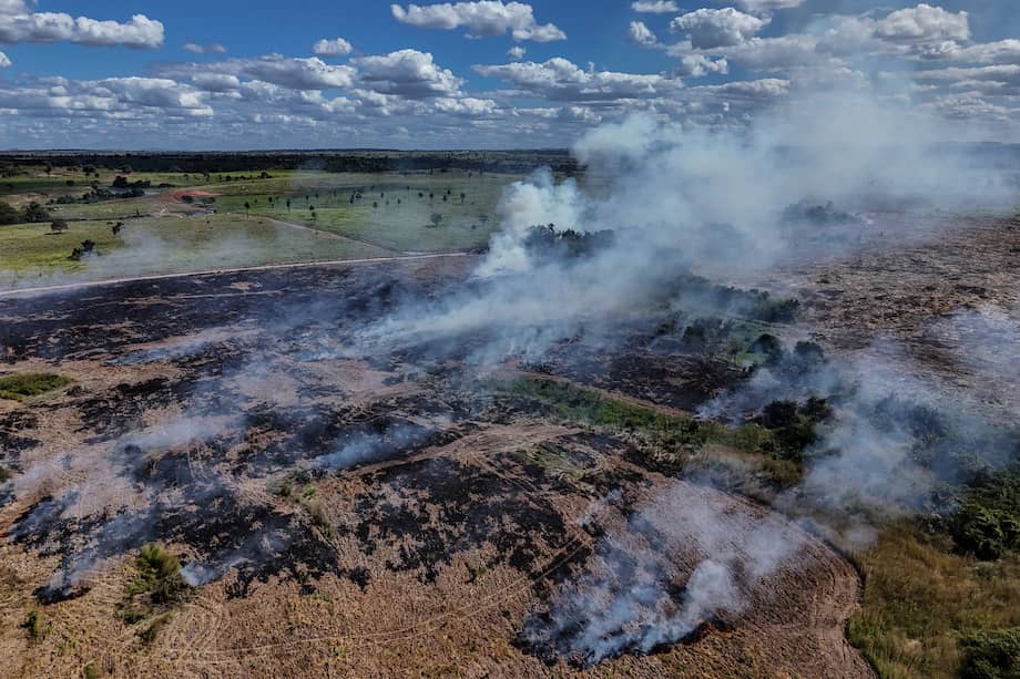 Vista aérea de un incendio forestal en São Félix do Xingu, estado de Pará (Brasil), tomada el 16 de junio de 2025. Brasil volvió a ocupar por lejos el primer lugar al perder poco más de 1,6 millones de hectáreas.