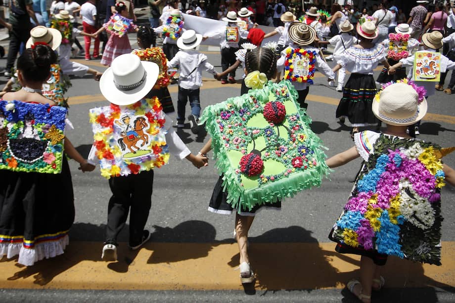 Decenas de niños participan en la edición 34 del Desfile de Silleteritos hoy en el inicio de la 66° Feria de las Flores, en Medellín (Colombia). Unos 1.900 niños silleteros desfilaron hoy por las calles de Medellín para darle la bienvenida a la edición 66 de la feria y rendir tributo a sus tradiciones cargando pequeños y coloridos arreglos flores en su espalda. EFE/Luis Eduardo Noriega A.