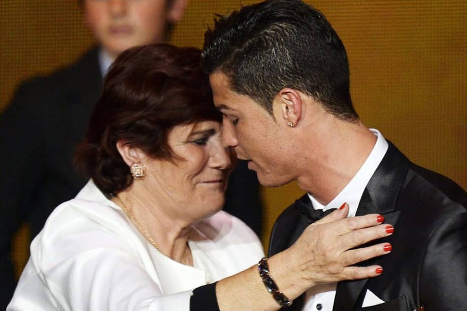 El delantero portugués del Real Madrid, Cristiano Ronaldo con su madre Maria Dolores dos Santos Aveiro / EFE