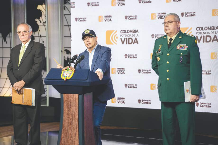 Ministro de Defensa, Iván Velásquez; el presidente Gustavo Petro; y el comandante general Fuerzas Militares, el general Helder Giraldo.