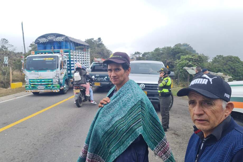 Habitantes de Choachí y municipios cercanos se manifiestan en la vía Choachí-Bogotá, denuncian que la ANI y la Concesión Perimetral de Oriente no se ha reunido con ellos.