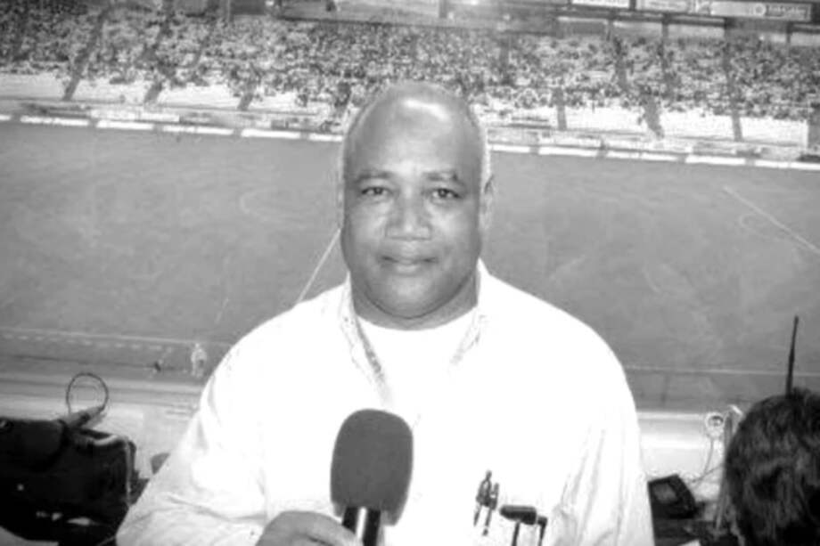 Pedro Jota Andrade Otero transmitiendo desde el estadio Palogrande de Manizales, Caldas.