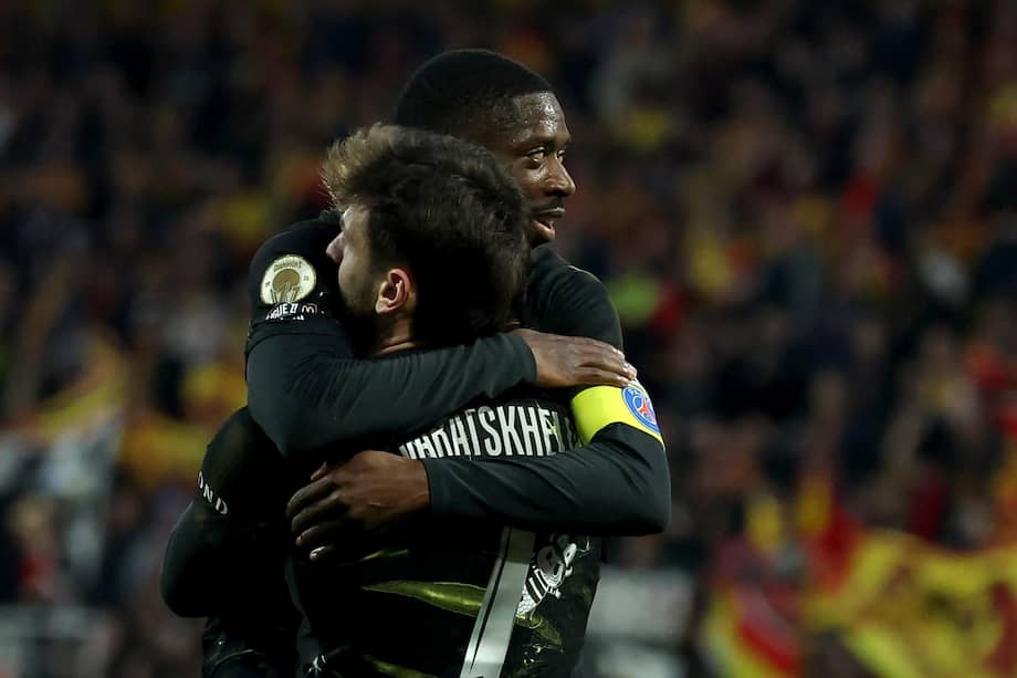 Khvicha Kvaratskhelia se abraza con su compañero Ousmane Dembelé.