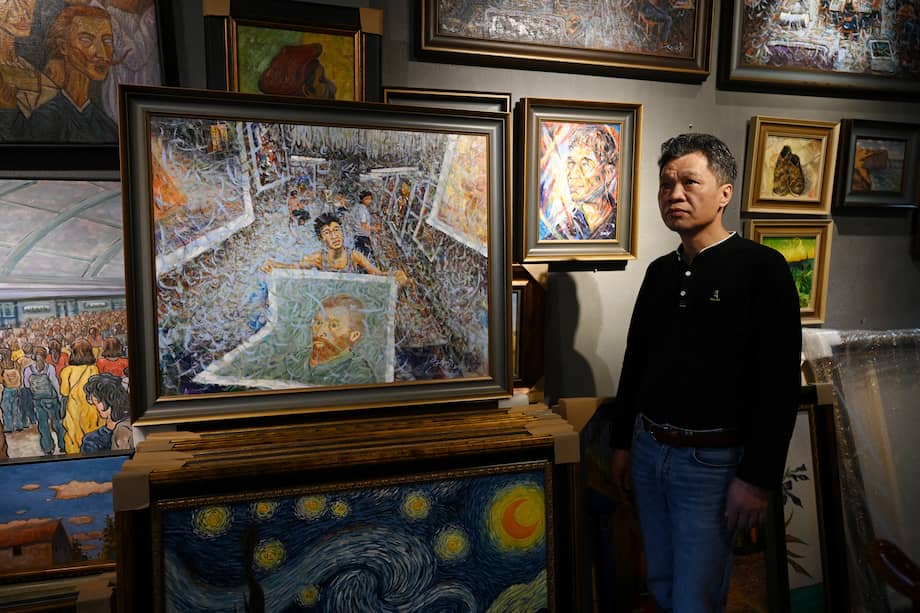 Zhao Xiaoyong, quien vive en Dafen, en la provincia de Guangdong, hace parte de la comunidad de artistas reconocidos por sus copias de obras de arte famosas. Ahora vende sus propias pinturas por miles de dólares. (Photo by GREG BAKER / AFP)