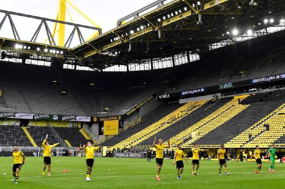 Fieles a la tradición, los jugadores del Dortmund fueron a la tribuna a saludar simbólicamente a su afición. / EFE