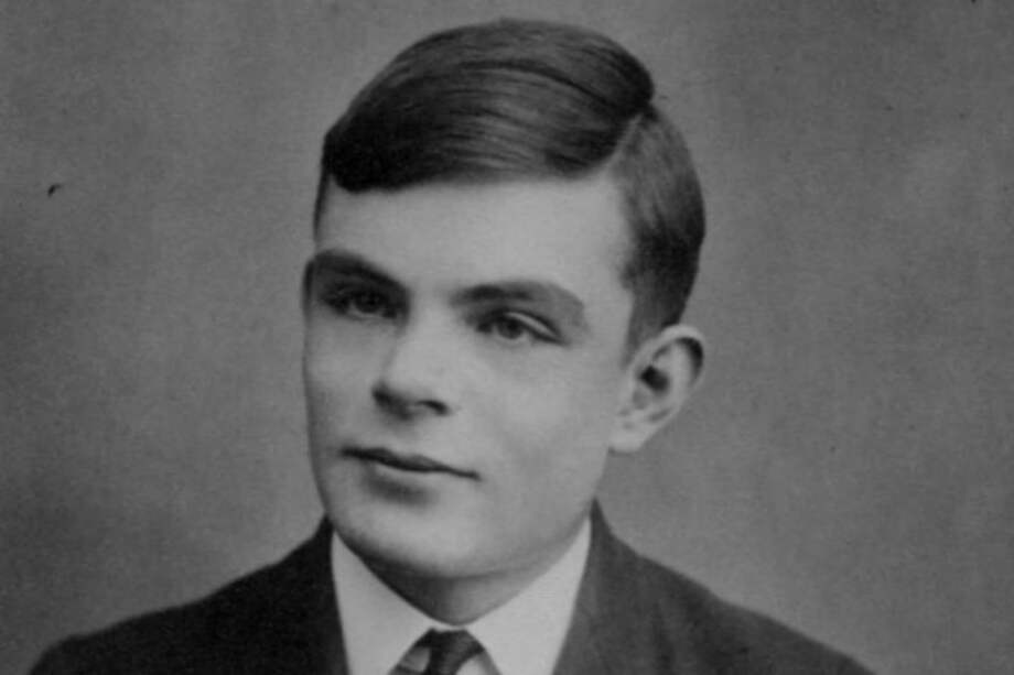 Alan Turing concibió una máquina cuyas operaciones pudieran ser programadas para realizar diversas tareas y así abrió el camino a la era de la informática. / Wikipedia