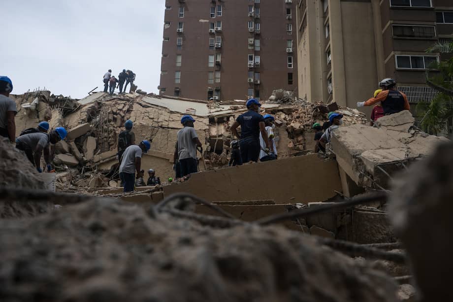 Voluntarios realizan labores de remoción de escombros y rescate este jueves, en el municipio Chacao en Caracas (Venezuela).