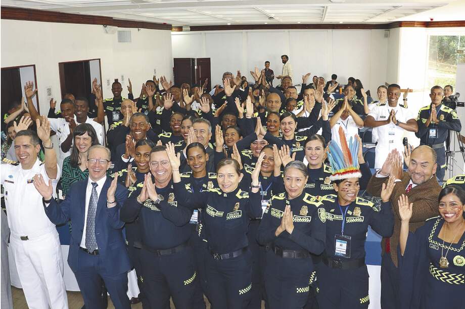 El programa busca que jóvenes afros, indígenas y de zonas rurales que no tienen los recursos puedan lograr su formación en la Policía o la Armada, y para conseguirlo solo necesitan vocación e iniciativa. Vamos sumando les recuerda de manera permanente que vale la pena soñar.