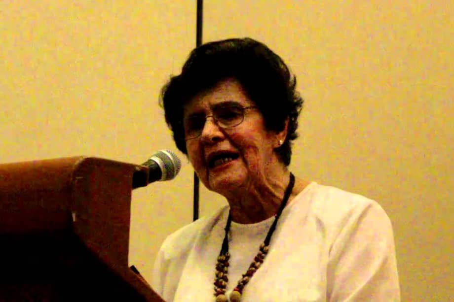 Gloria Cepeda Vargas leyendo "Canta la noche". / Archivo particular