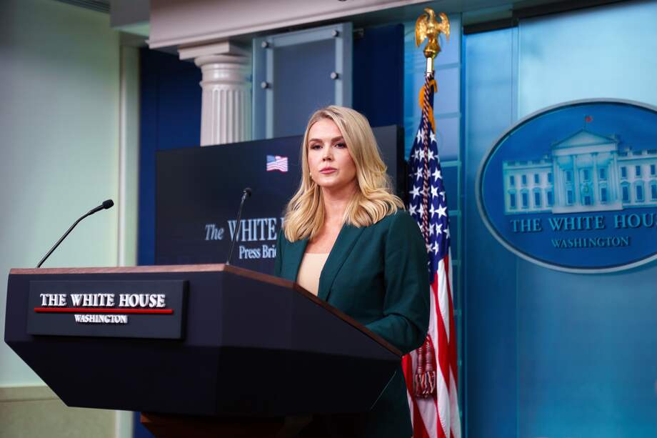 La secretaria de prensa de la Casa Blanca, Karoline Leavitt, asiste a una conferencia de prensa en la Casa Blanca en Washington.