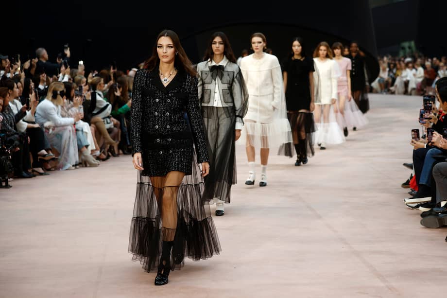 Modelos presentan la propuesta de Chanel en París. /EFE/EPA/Yoan Valat