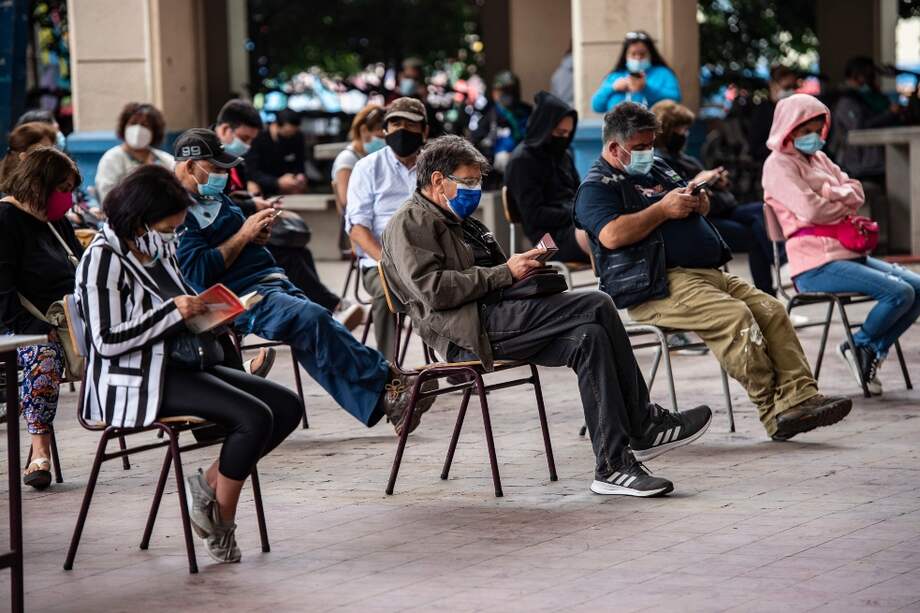 Chile sigue siendo el país de América Latina que mejor va aplicando su plan de vacunación. Anunció una dosis de refuerzo para ciertos grupos a partir del próximo 11 de abril.