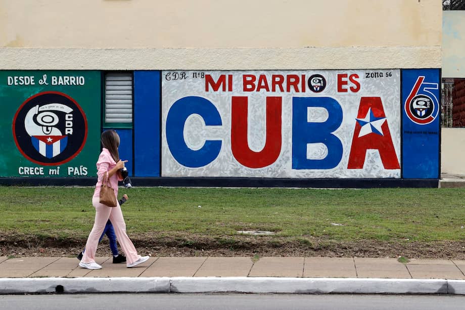Una mujer camina frente a un mural, en la ciudad de Matanzas, ubicada 100 km al este de La Habana (Cuba)
