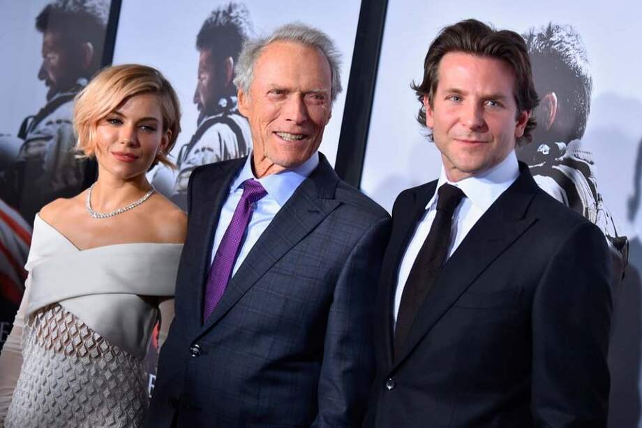 Sienna Miller, Clint Eastwood y Bradley Cooper. / AFP