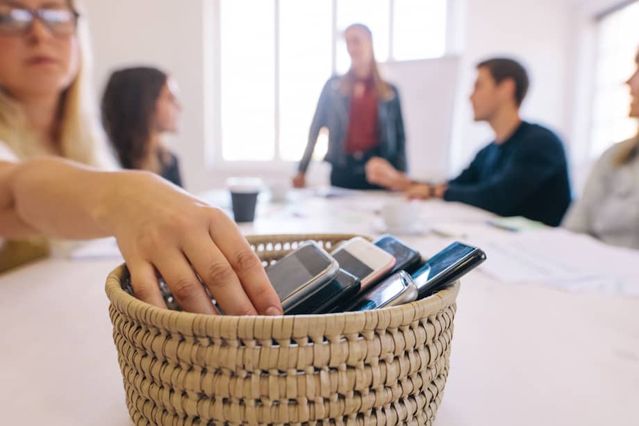 El detox digital no es un remedio milagroso, pero tampoco una moda sin sustancia. Puede ser una herramienta útil —una realidad— siempre que se use con intención, se adapte a la persona y vaya acompañado de cambios de conducta. Sin ese acompañamiento, puede quedar como un placebo emocional con poco impacto real.