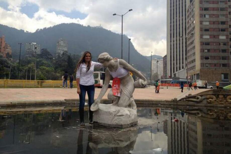 Ya ha logrado ponerle brasier a esculturas como La Rebeca, ubicada en el centro de Bogotá