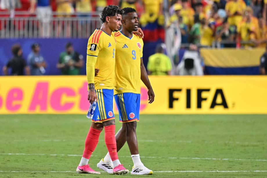 Richard Ríos y John Córdoba tras la victoria 1-0 de Colombia contra Ghana en los 16avos de final de la Copa Mundial de la FIFA 2026.