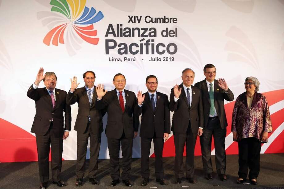 El canciller colombiano, Carlos Holmes Trujillo; el ministro de Comercio José Manuel Restrepo; los ministros peruanos de Relaciones Exteriores, Néstor Popolizio, y de Comercio Exterior y Turismo, Edgar Vásquez. El canciller de Chile, Teodoro Ribera; el secretario de Relaciones Exteriores, Marcelo Ebrard, y la secretaria de Economía, Graciela Márquez Colin posan durante la Cumbre Empresarial de la Alianza del Pacífico, en Lima (Perú). / EFE.