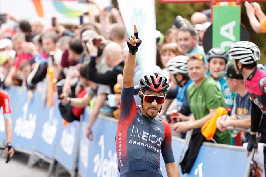 El corredor colombiano Daniel Felipe Martínez en la llegada a la meta de la cuarta etapa de la Vuelta al País Vasco.