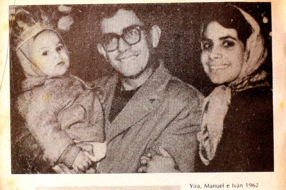 Fotografía de 1962 de Iván Cepeda Castro en la que el hoy candidato presidencial aparece con sus padres Manuel Cepeda y Yira Castro,
