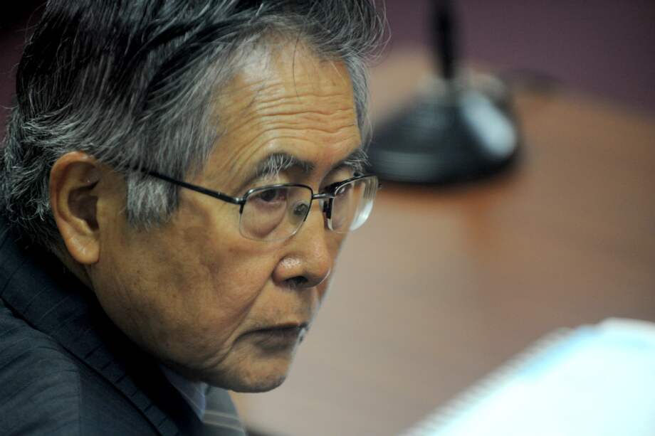 El indultado expresidente del Perú, Alberto Fujimori, permanecerá aún hospitalizado en la unidad de cuidados intensivos de una clínica de Lima donde se recupera de una arritmia cardíaca y de una hipotensión. / AFP