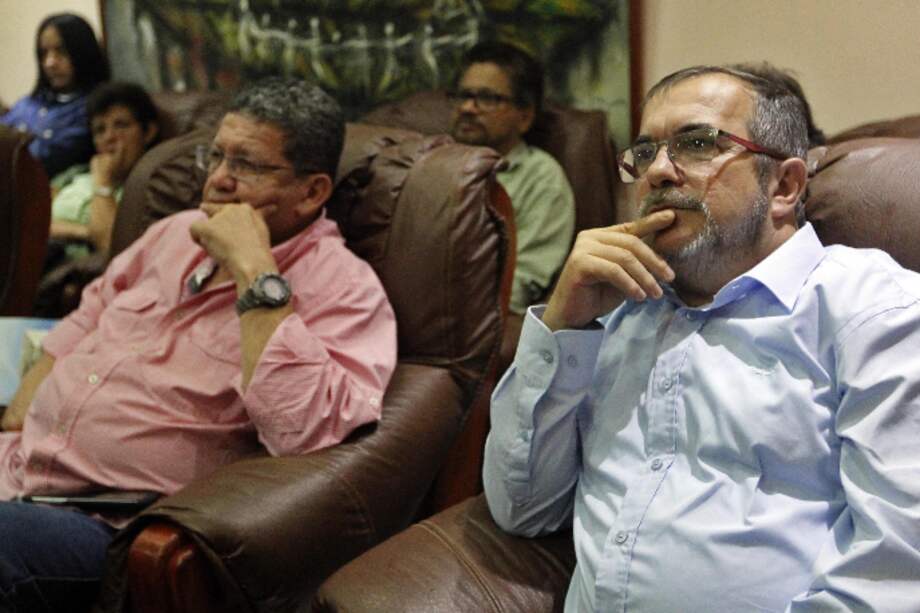 “Pablo Catatumbo” (izq.) junto a Rodrigo Londoño, candidato presidencial de la FARC. Atrás, “Iván Márquez”. / EFE
