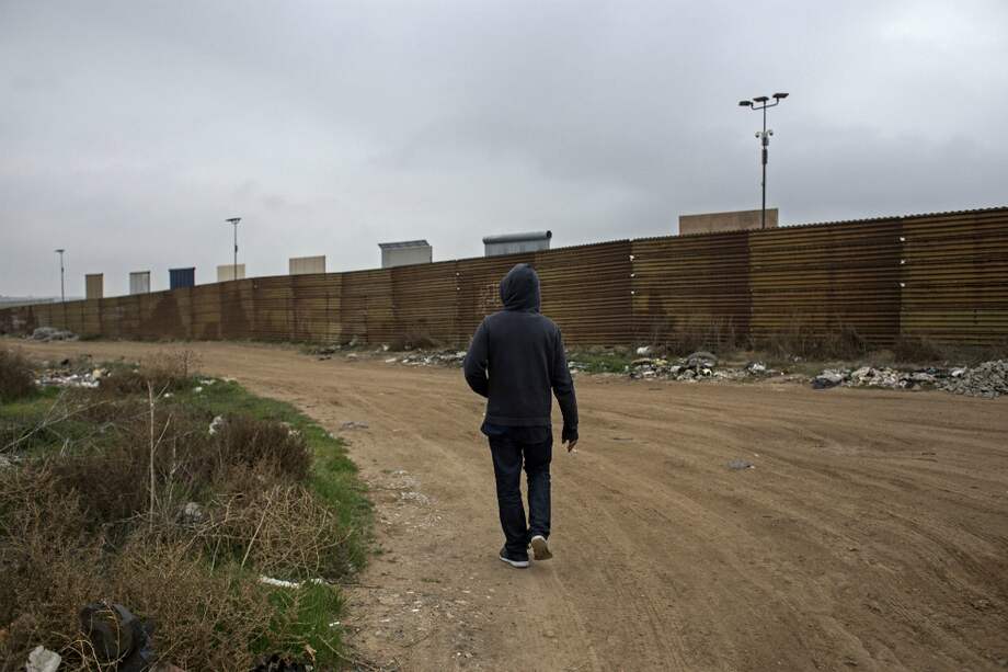 Los prototipos estadounidenses del muro fronterizo con México sobresalen del cerco fronterizo actual, visto desde Tijuana, estado de Baja California, México. / AFP