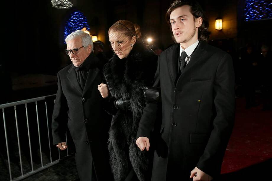 Céline Dion junto a René Charles Angélil (derecha) durante el funeral de René Angélil en la Basílica de Notre-Dame en Montreal (Canadá). / AFP