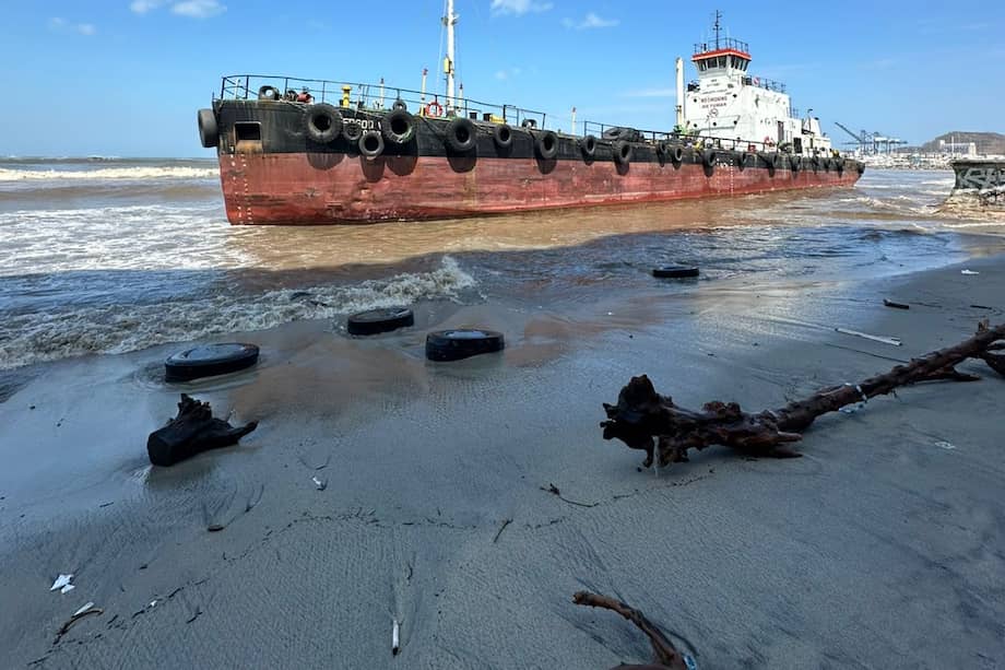El mar de leva arrastró el buque a la playa Cocos.