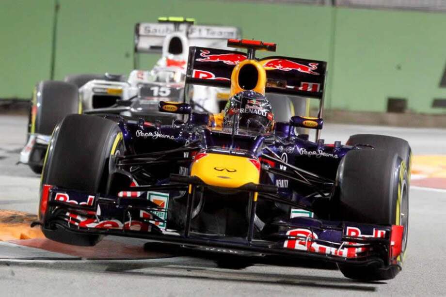 Vettel se impone en Singapur, Alonso tercero y Hamilton abandona