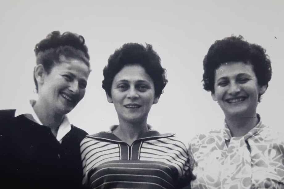 Edith Grosman (centro), una de las sobrevivientes, y dos de sus amigas. El trastorno por estrés postraumático (TEPT) todavía no se había definido ni estaba reconocido en las décadas de 1940 y 1950, pero ellas lo sufrieron.