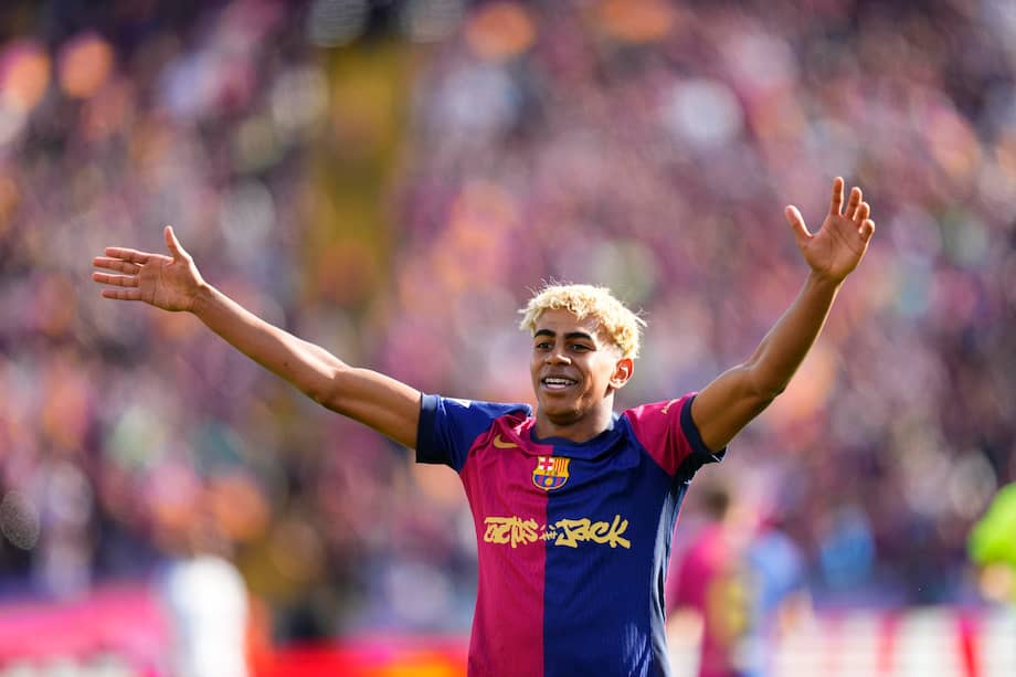BARCELONA, 11/05/2025.-El delantero del Barcelona Lamine Yamal celebra su victoria sobre el Real Madrid, tras el partido de la jornada 35 de LaLiga EA Sports entre el Barcelona y el Real Madrid, este domingo en el Estadi Olímpic Lluís Companys.-EFE/ Siu Wu