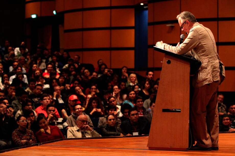 Fernando Vallejo durante uno de sus polémicos discursos: a favor del voto en blanco el año pasado. / Archivo EFE